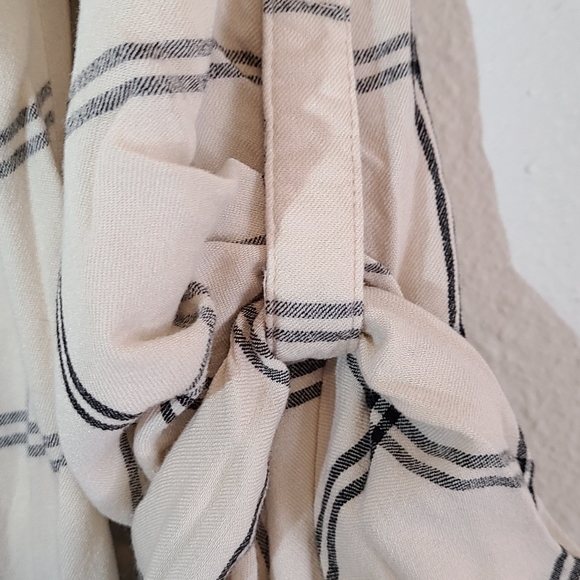 American Rag Cia Small Buttons on the Front - Picture 7 of 7